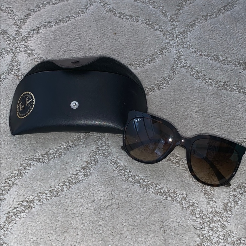 Never worn RAYBAN SUNGLASSES 🕶